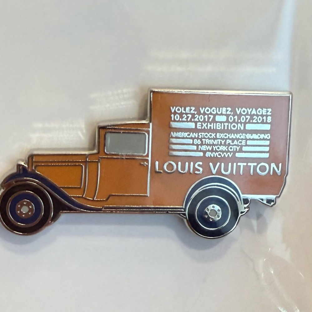 LV Volez Voguez Voyagez Pin